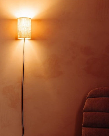 Detalle aplique pared pantalla estampada rosa proyección Le Monde Sauvage
