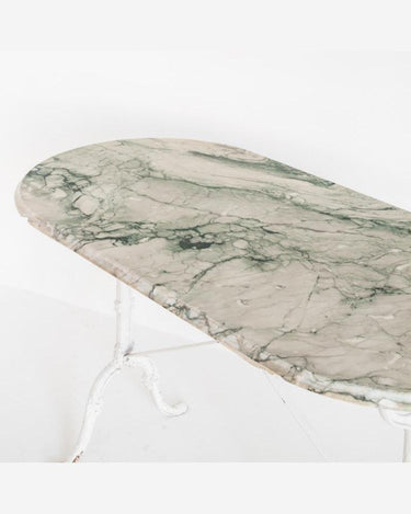 Detalle del canto de mármol verde veteado