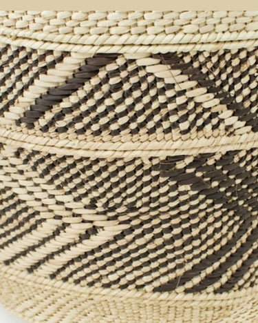 Detalle de cesto Binga tejido a mano