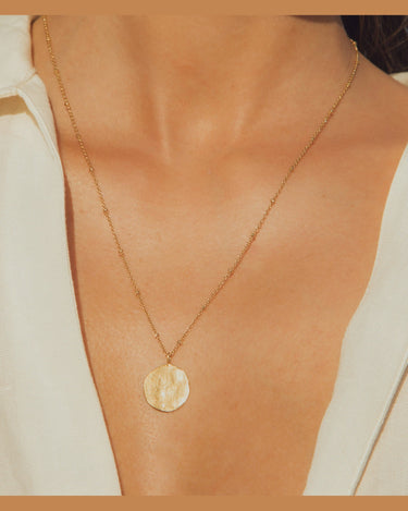 Detalle de collar Luna dorado Agapée