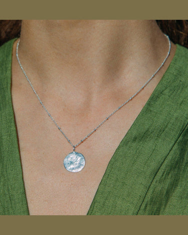 Detalle de collar Luna plateado Agapée