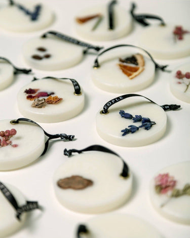 Detalle de ambientadores ecológicos para ropa