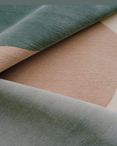 Detalle de diseño de alfombra de lana bicolor Diffused Aura Linie Design