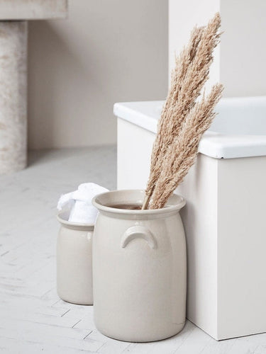 Detalle del esmalte gris del jarrón grande