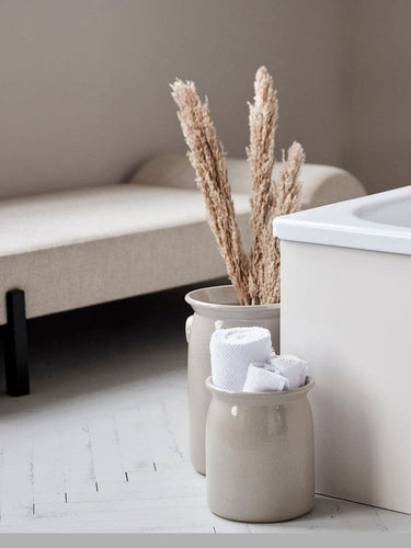 Detalle del esmalte del jarrón de gres gris