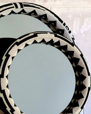 Detalle de espejo redondo decorativo