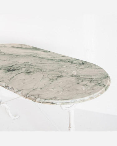 Detalle de una esquina del tablero de mármol verde