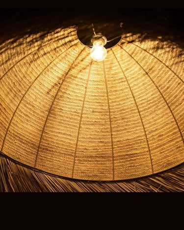 Detalle de lámpara de fibra de palma