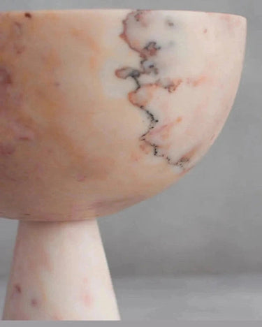 Detalle del mármol rosa y el pedestal de un frutero