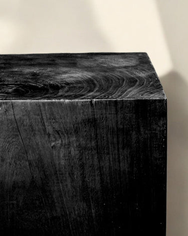 Detalle de mesa auxiliar negra
