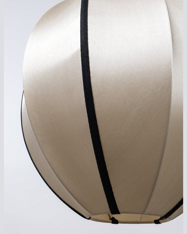 Detalle de pantalla oval de seda blanca