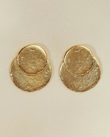 Detalle de pendientes Eya dorados