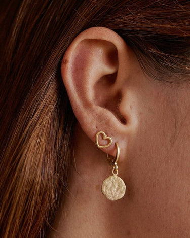 Detalle de pendientes Luna dorados redondos