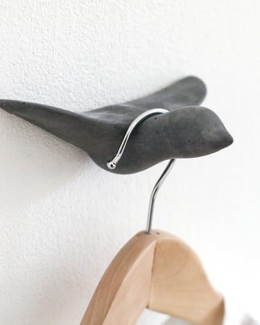 Detalle de percha de pared de hormigón