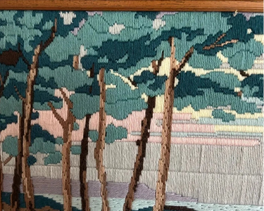 Detalle de los pinos y los tonos azules del bordado vintage