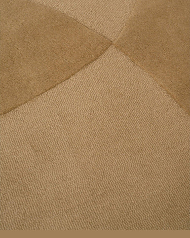 Detalle de relieve en alfombra mostaza Linie Design
