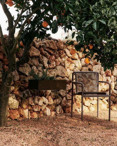 Detalle de silla de jardín Dapple madera oscura