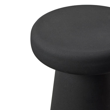Detalle del tablero negro de la mesa auxiliar de Broste Copenhagen