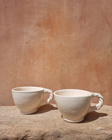 Detalle de taza de café de cerámica esmaltada