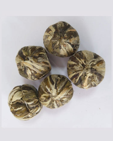 Detalle de té floreciente para regalo gourmet