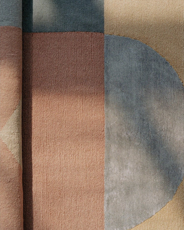 Detalle tejido de alfombra redonda de lana bicolor Seraphic Sun Linie Design