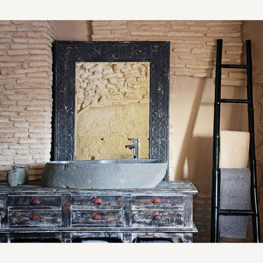 Detalle de la textura del lavabo de piedra gris
