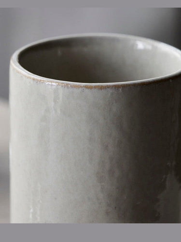 Detalle del vaso de gres esmaltado gris