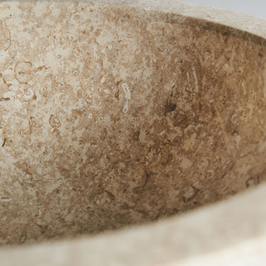 Detalle de las vetas del lavabo cuadrado de mármol gris
