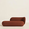 Diván derecho de tejido de lana marrón rojizo de Ferm Living: producto aislado frontal con mucho espacio superior: diván marrón rojizo, respaldo y brazo a la derecha, extremo izquierdo abierto.