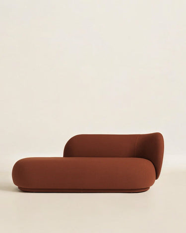 Diván derecho de tejido de lana marrón rojizo de Ferm Living: producto aislado frontal con mucho espacio superior: diván marrón rojizo, respaldo y brazo a la derecha, extremo izquierdo abierto.
