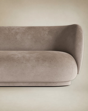 Diván de Ferm Living: primer plano del respaldo, brazo derecho y unión con el asiento del diván beige; textura aterciopelada.