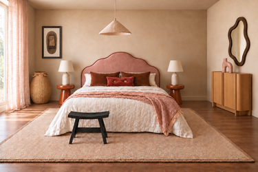 Dormitorio con cabecero rosa palo con ribete burdeos y selección de mobiliario y decoración Matuta Home