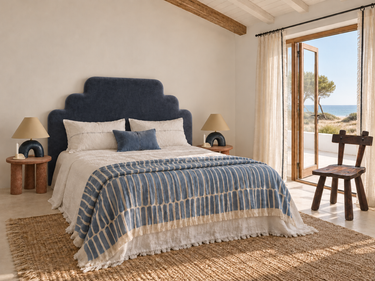 Dormitorio costero con cabecero escalonado en terciopelo azul marino Navy 49