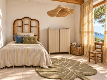 Alfombra irregular lavable de algodón con forma de hoja oliva · 120 × 180 cm en un dormitorio infantil mediterráneo con productos de Matuta Home. Ambiente generado con IA.