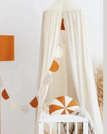 Dosel para cuna color crema en dormitorio infantil