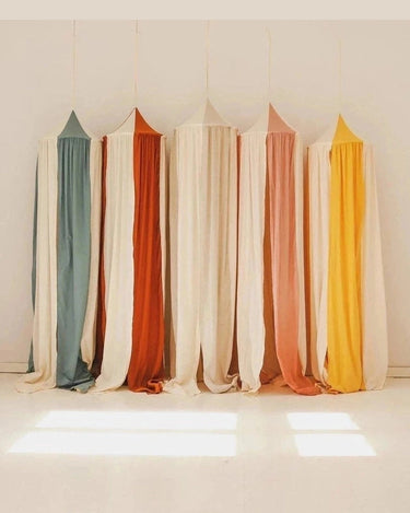Dosel infantil color caramelo en habitación