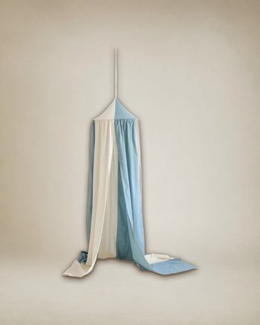 Dosel infantil azul para habitación de niño