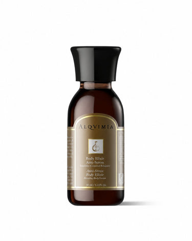 Emulsión corporal cítrica de ALQVIMIA: frasco oscuro con etiqueta dorada, sobre fondo blanco.
