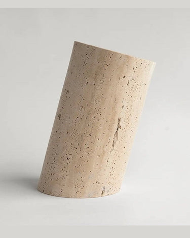 Enfriador de vino de travertino sobre una mesa