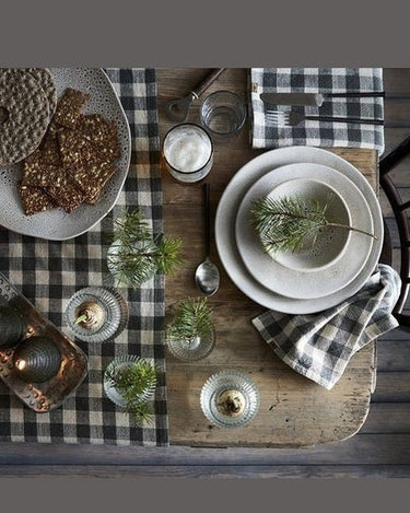 Ensaladera Annabelle de cerámica beige en mesa