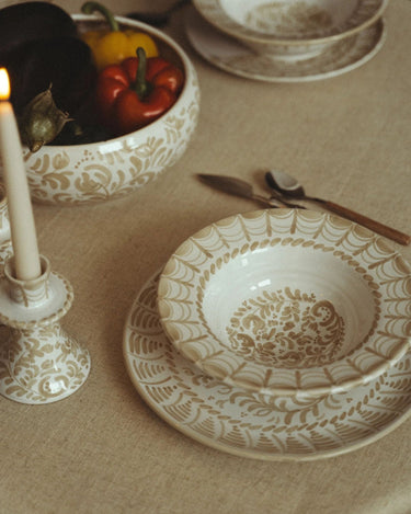 Ensaladeras María Tudor: detalle de la presentación con verduras, platos y un candelabro en la mesa
