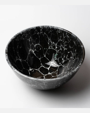 Détail du saladier en céramique artisanale