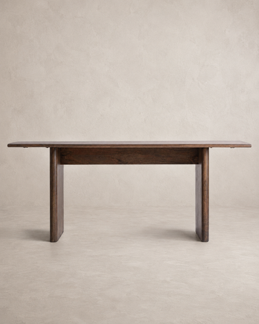 Escritorio de madera de mango marron de Vical ante pared topo claro