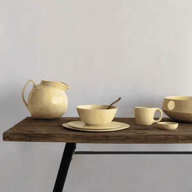 Escritorio de madera recuperada: composición de mesa con taza y cuenco