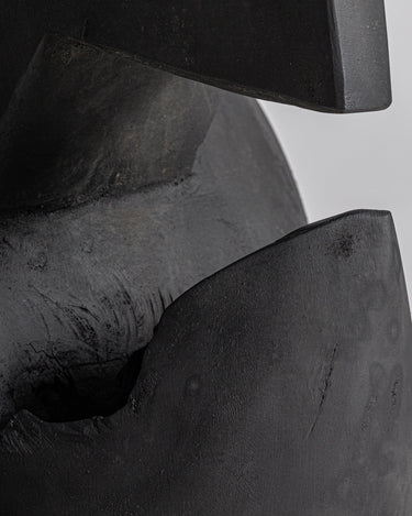 Escultura de teca negro mate de Vical, detalle de los volúmenes de madera tallada