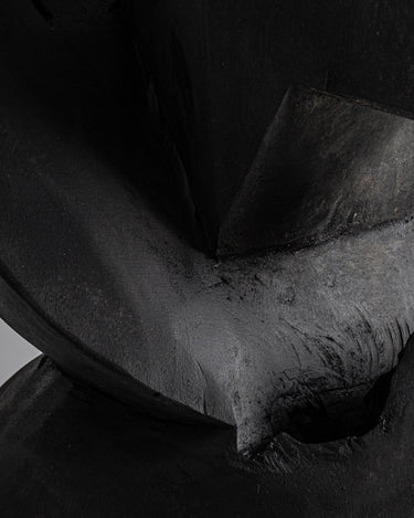Escultura de teca negro mate de Vical, detalle de los volúmenes tallados de madera negra