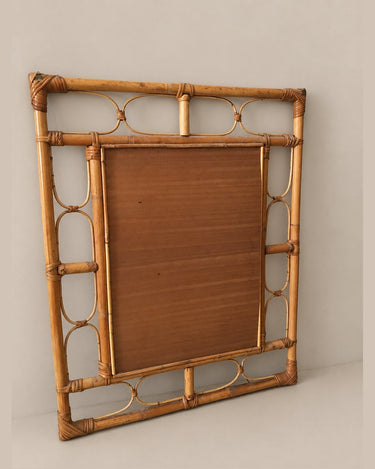 Reverso del espejo de bambú, con tablero posterior y estructura calada.