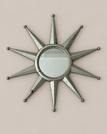 Espejo vintage de metal en forma de estrella, vista completamente frontal