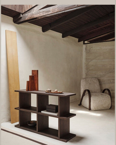 Estantería baja de madera oscura Ferm Living