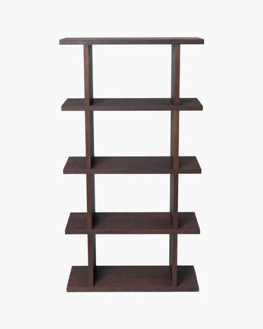 Estantería de Ferm Living: vista frontal de una columna con cuatro huecos abiertos.